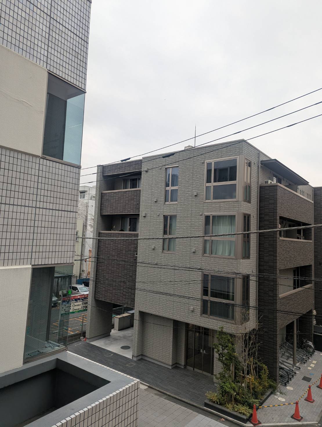 ビルの非常階段から空の様子