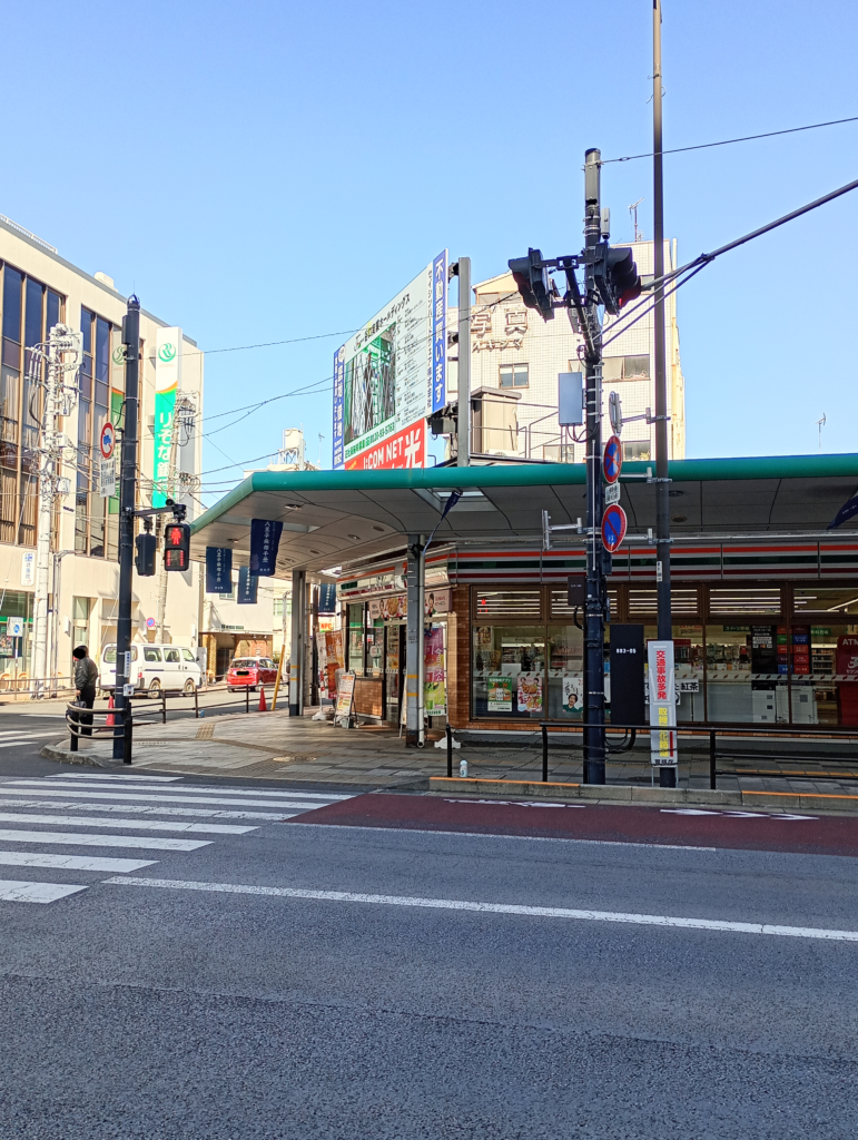 目の前にある交差点のセブンイレブンさん